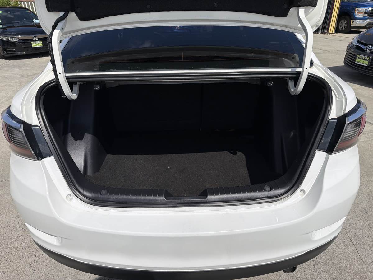 Toyota Yaris iA photo 23