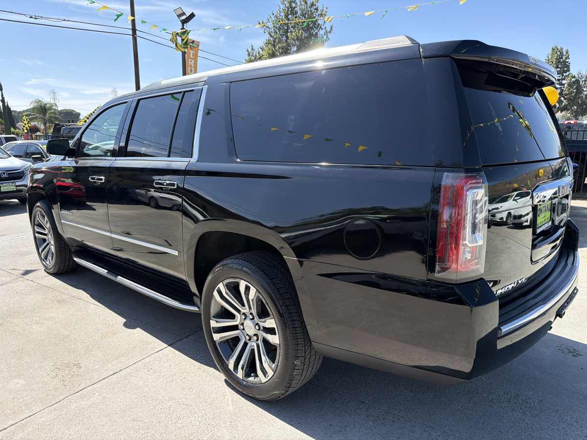 GMC Yukon XL photo 3