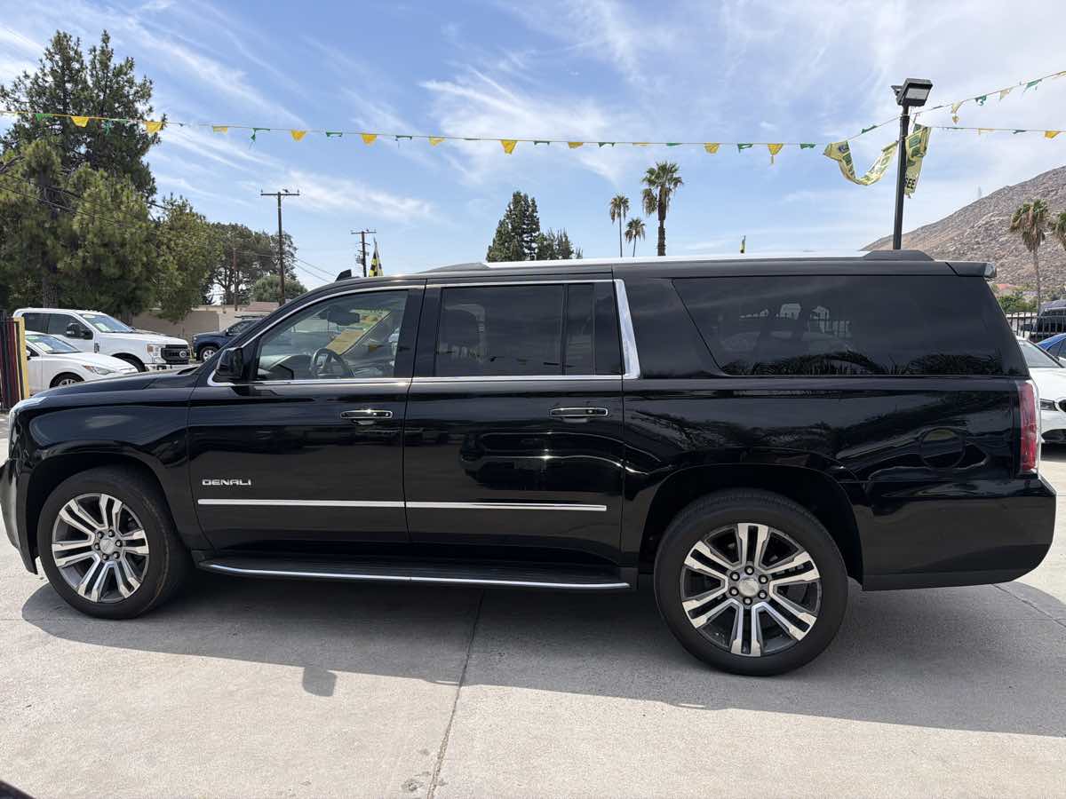 GMC Yukon XL photo 2