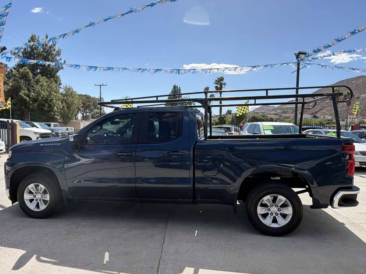 Chevrolet Silverado photo 2