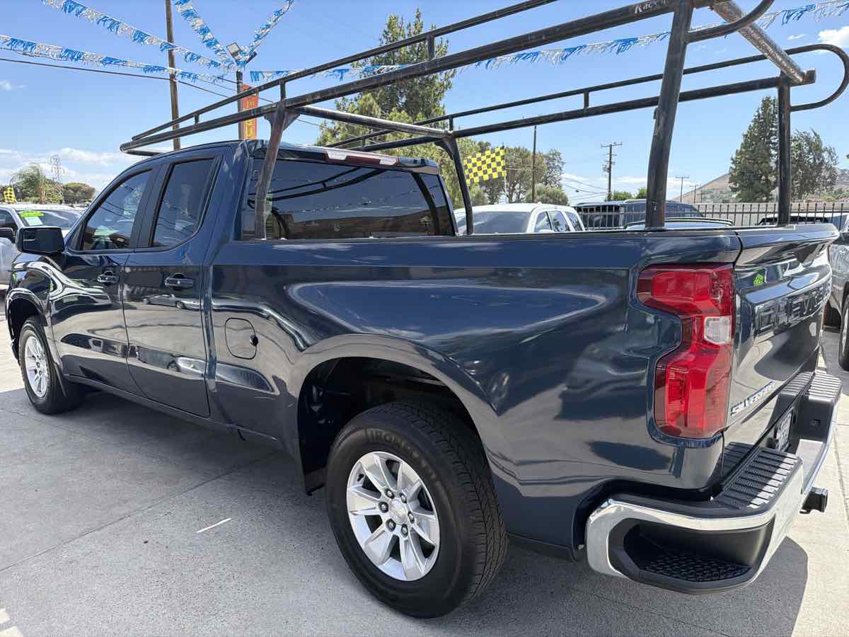 Chevrolet Silverado photo 3