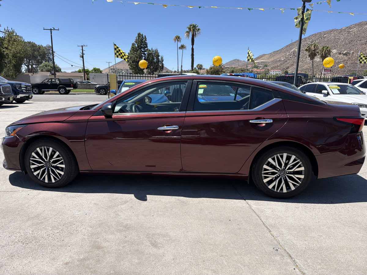 Nissan Altima photo 2