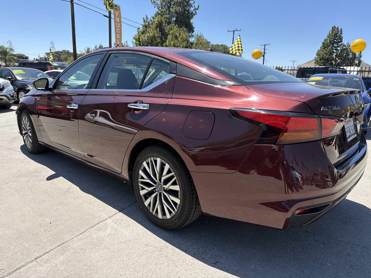 Nissan Altima photo 3