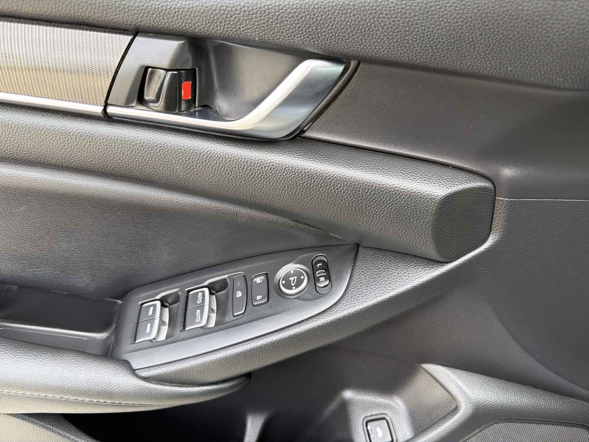 Honda Accord photo 11
