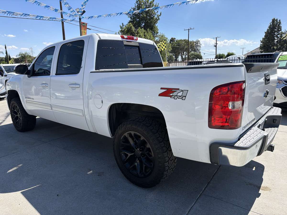 Chevrolet Silverado photo 3