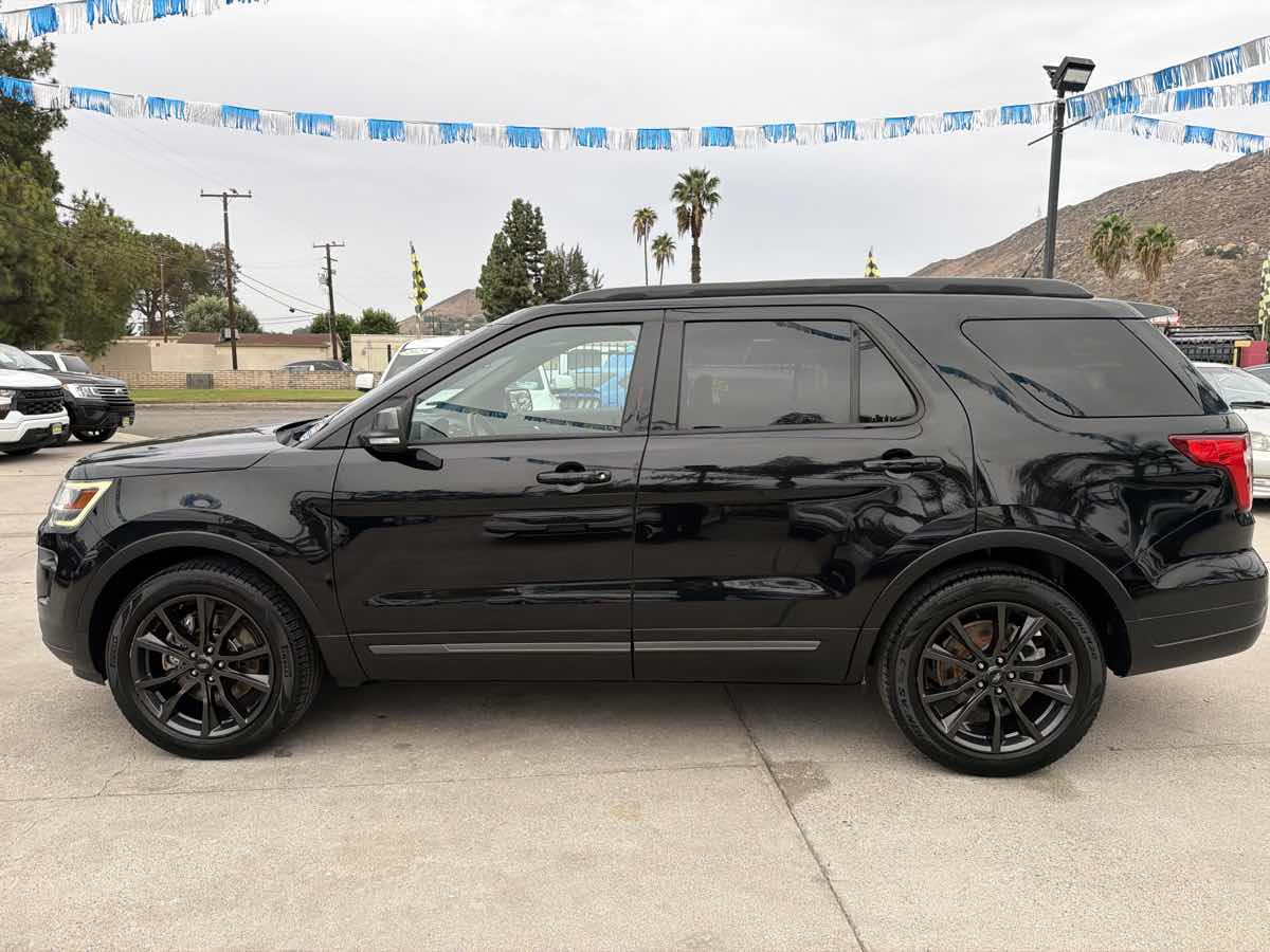Ford Explorer photo 2
