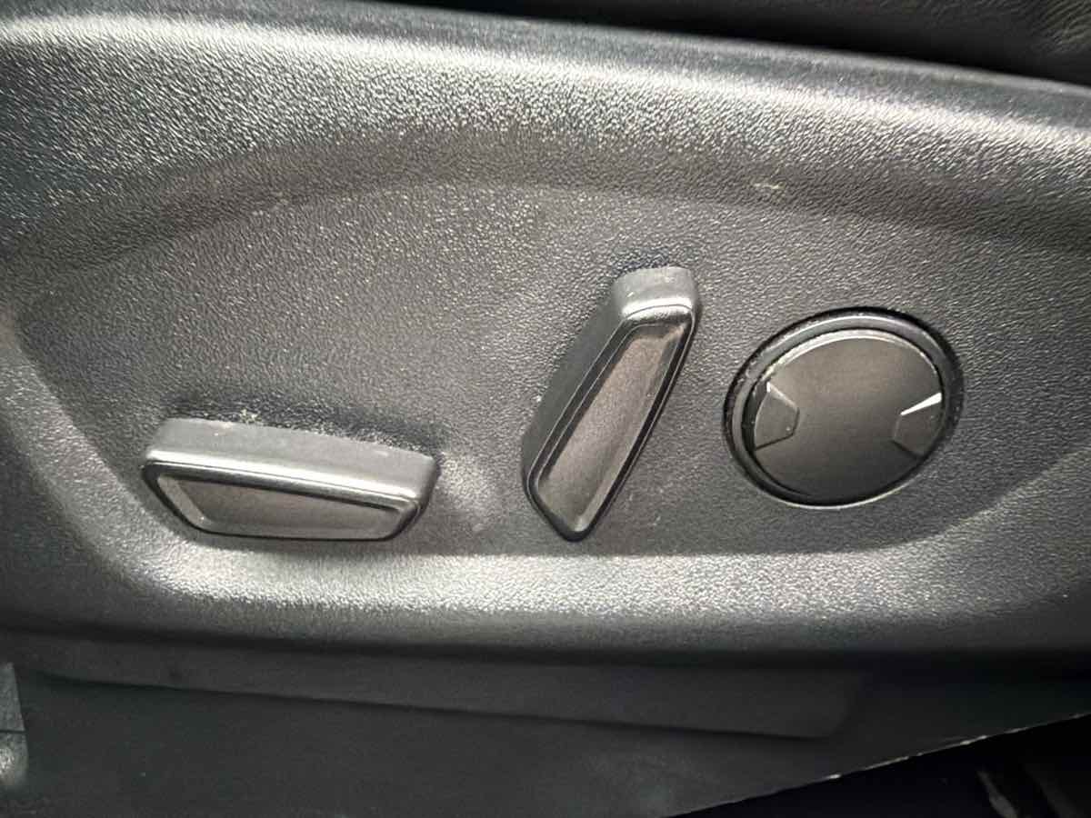Ford Explorer photo 10