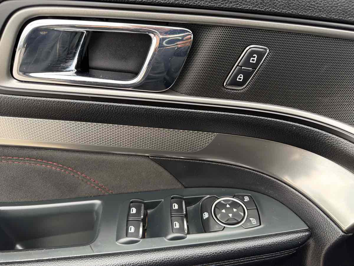 Ford Explorer photo 11