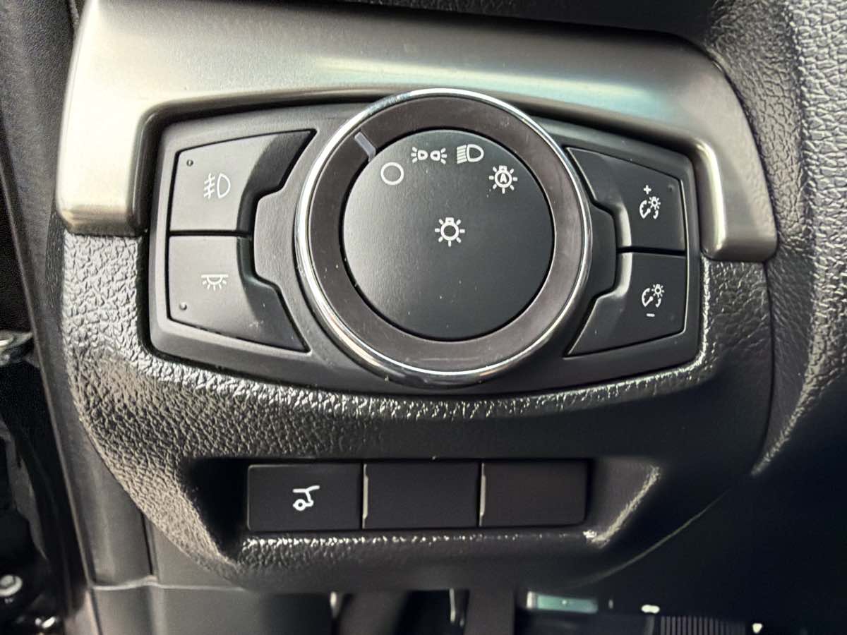 Ford Explorer photo 12