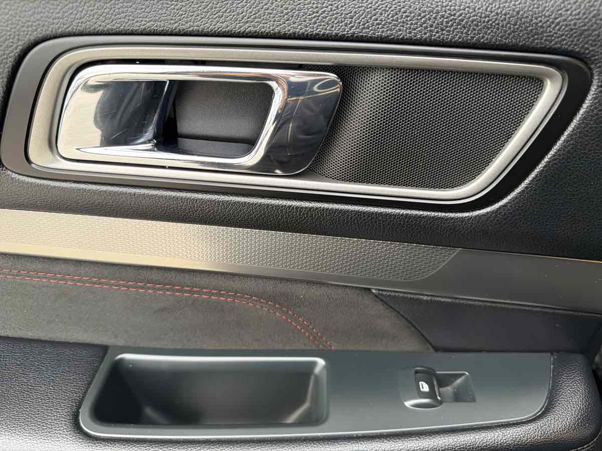 Ford Explorer photo 23