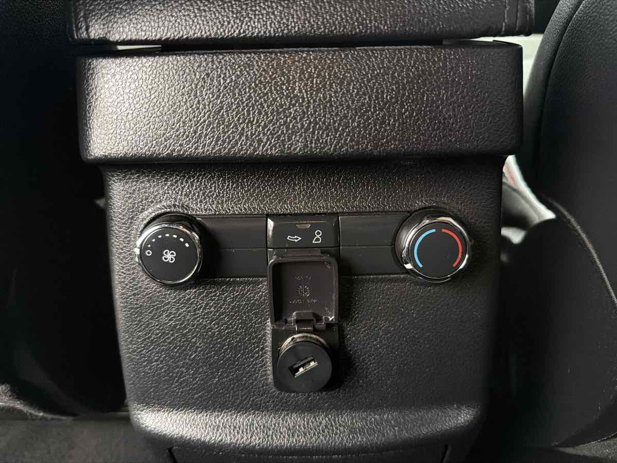 Ford Explorer photo 24