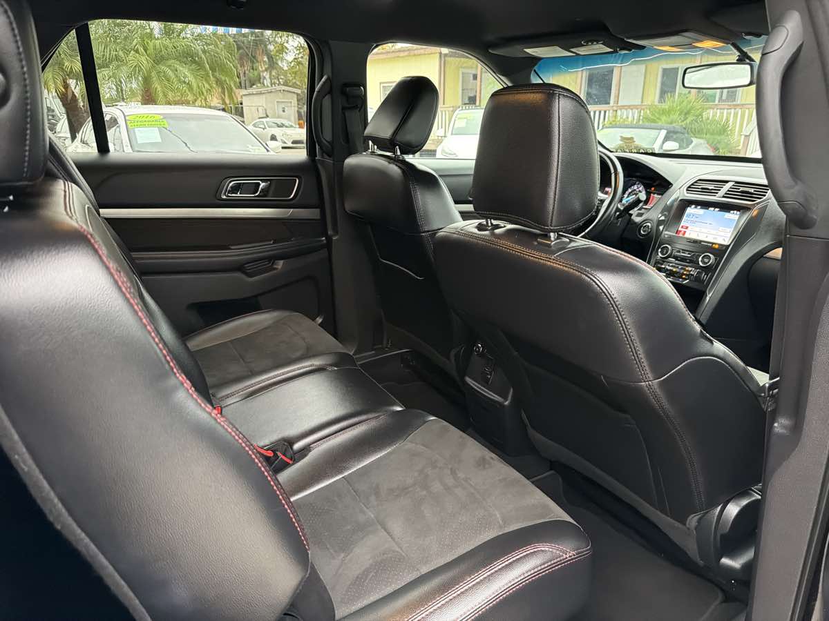 Ford Explorer photo 29