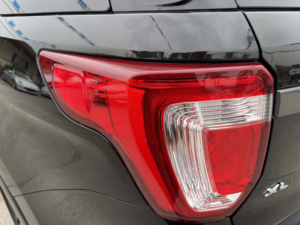 Ford Explorer photo 35