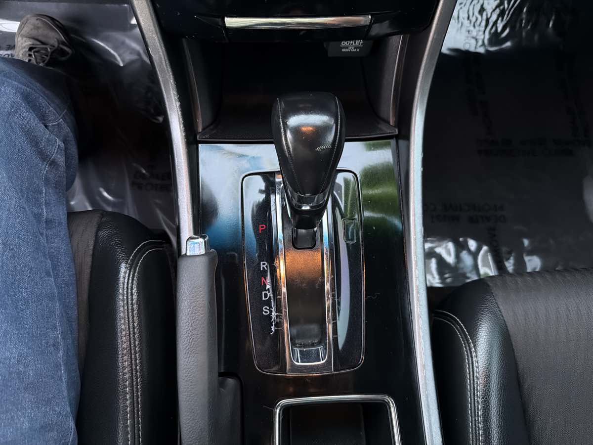 Honda Accord photo 20