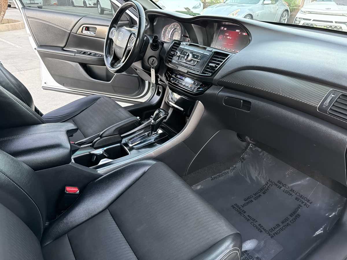 Honda Accord photo 25