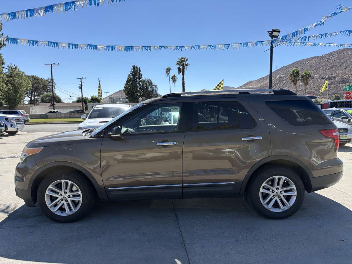 Ford Explorer photo 2