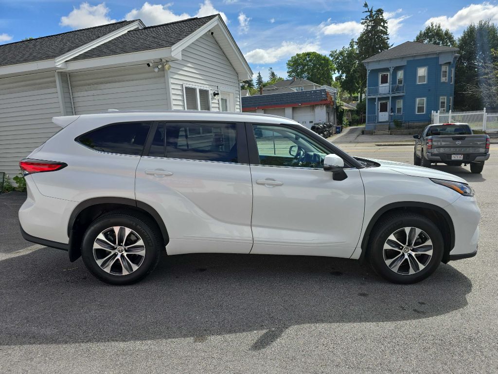 2023 Toyota Highlander XLE photo 2