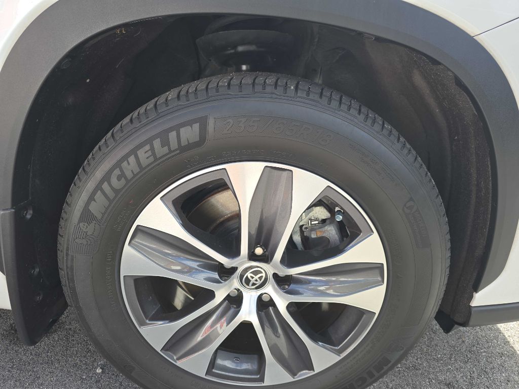 2023 Toyota Highlander XLE photo 3