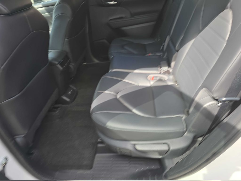 2023 Toyota Highlander XLE photo 10