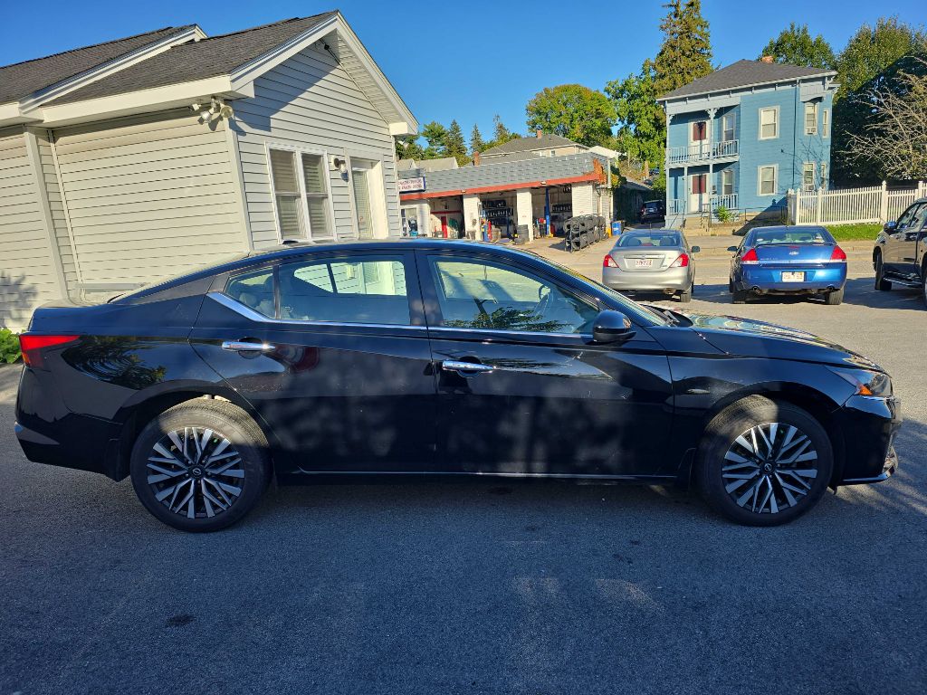 2024 Nissan Altima 2.5 SV photo 2