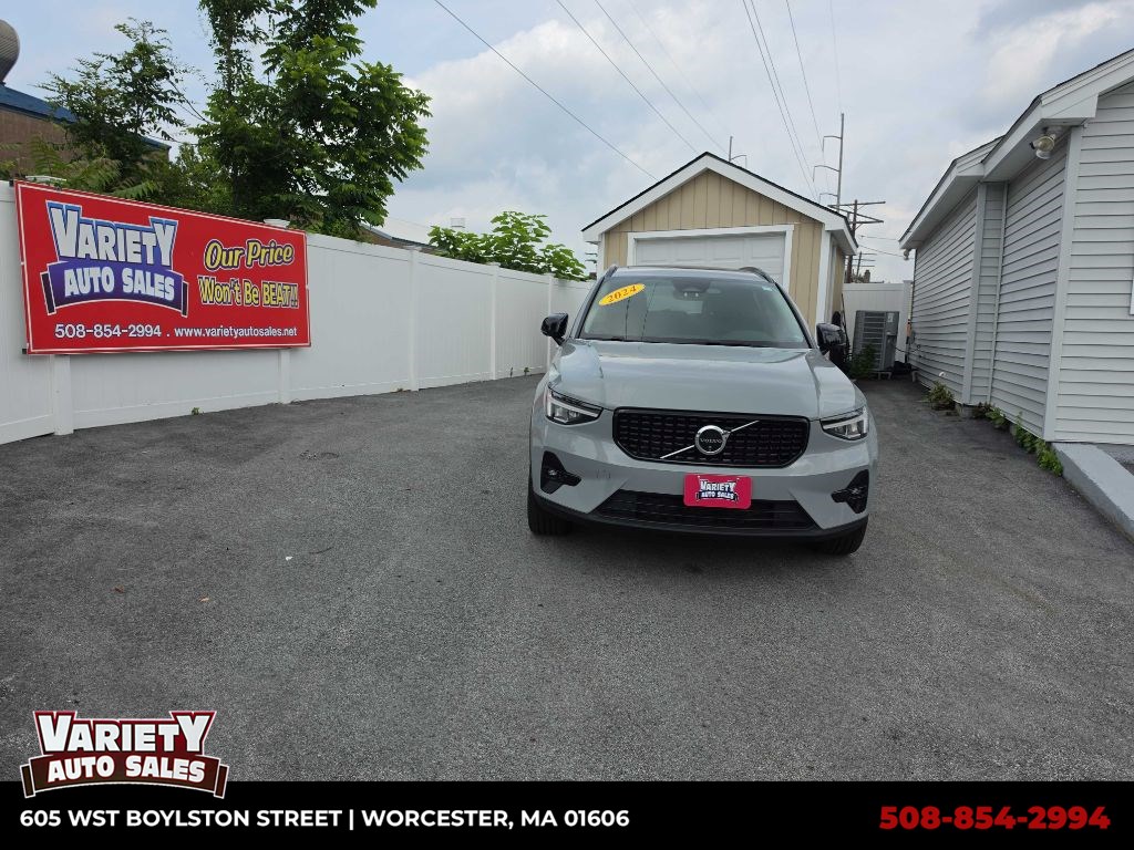 2024 Volvo XC40 Plus Dark Theme