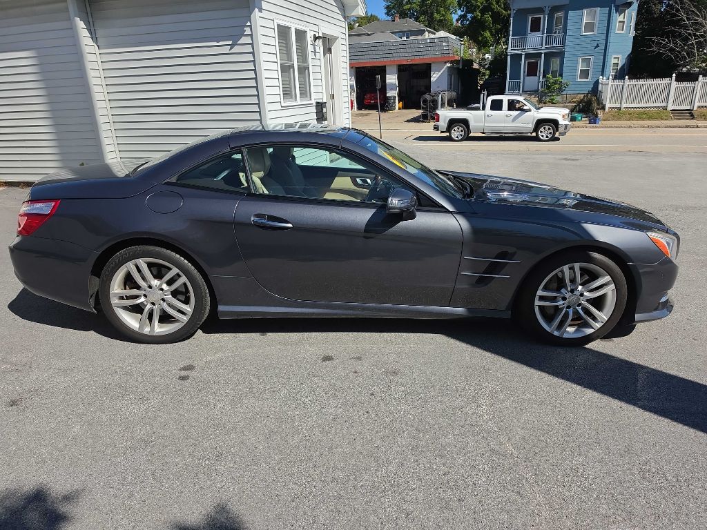 Photo 3 of this Mercedes-Benz SL 550