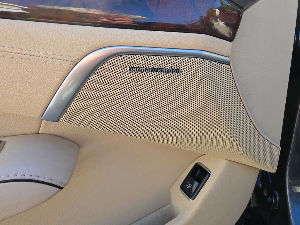 Photo 23 of this Mercedes-Benz SL 550