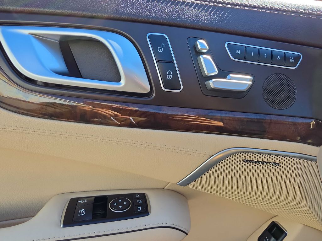 Photo 24 of this Mercedes-Benz SL 550