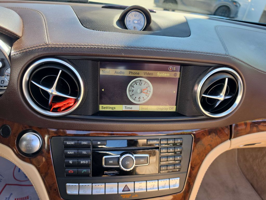 Photo 26 of this Mercedes-Benz SL 550