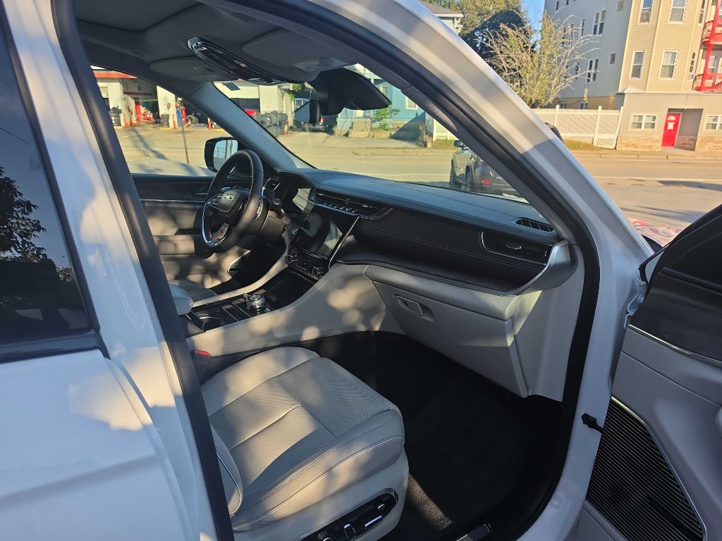 Jeep Grand Cherokee photo 16