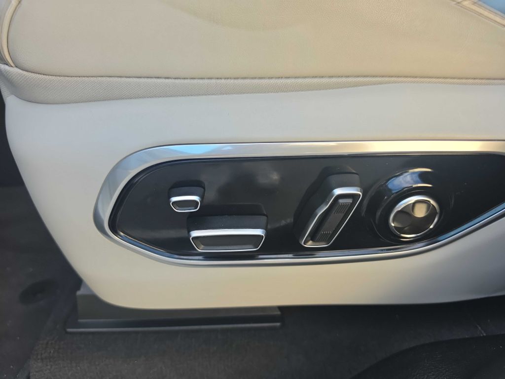 Jeep Grand Cherokee photo 18