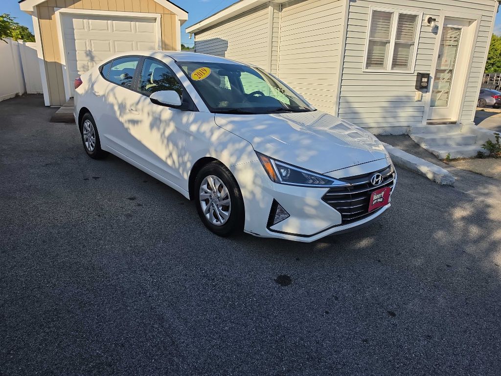 Hyundai Elantra photo 2