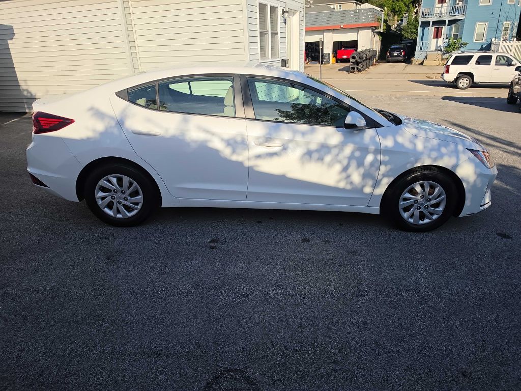 Hyundai Elantra photo 3