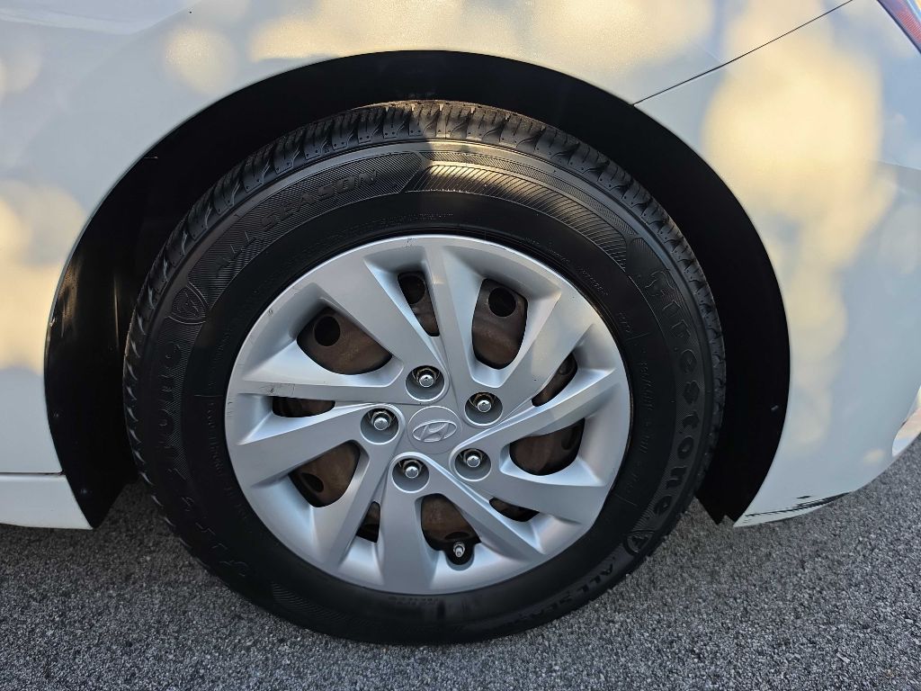 Hyundai Elantra photo 4