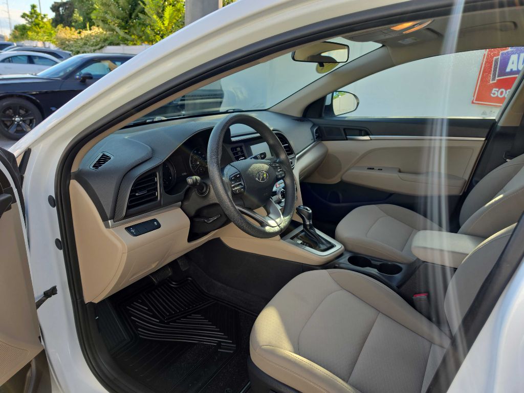 Hyundai Elantra photo 12