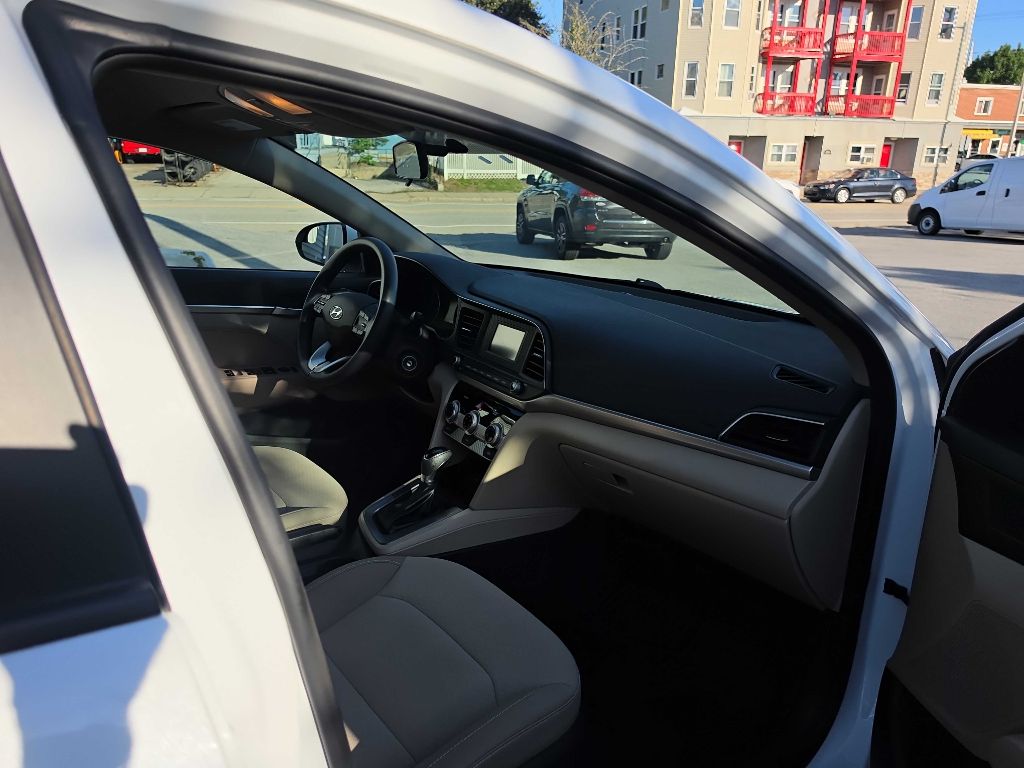 Hyundai Elantra photo 13