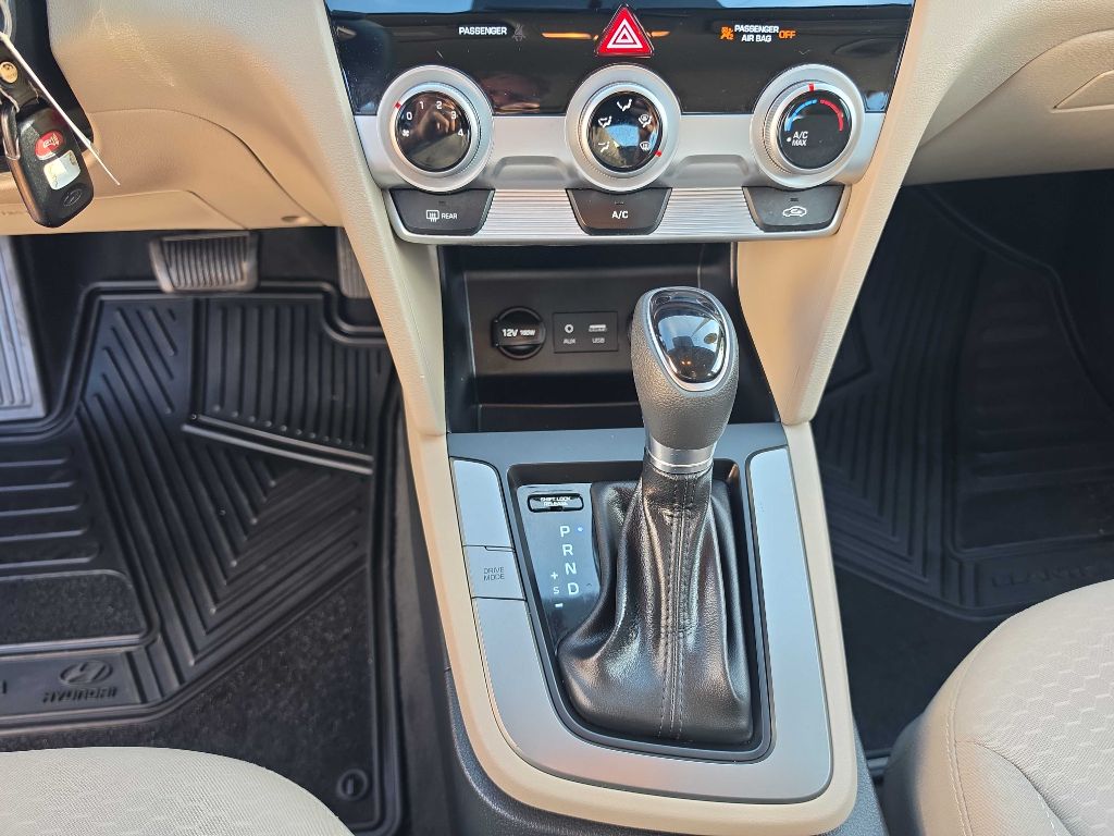 Hyundai Elantra photo 18
