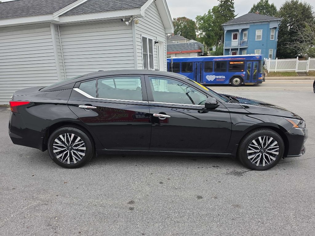 Photo 3 of this Nissan Altima