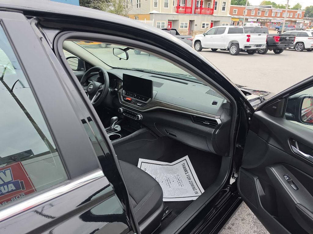 Photo 15 of this Nissan Altima