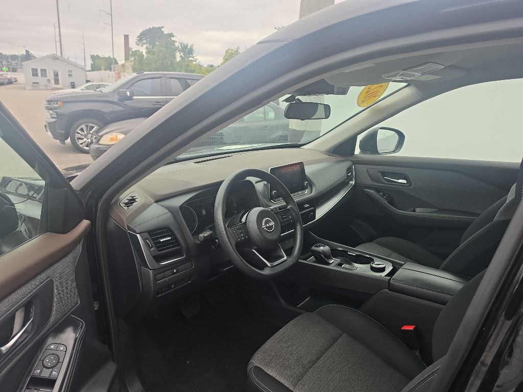 Photo 13 of this Nissan Rogue
