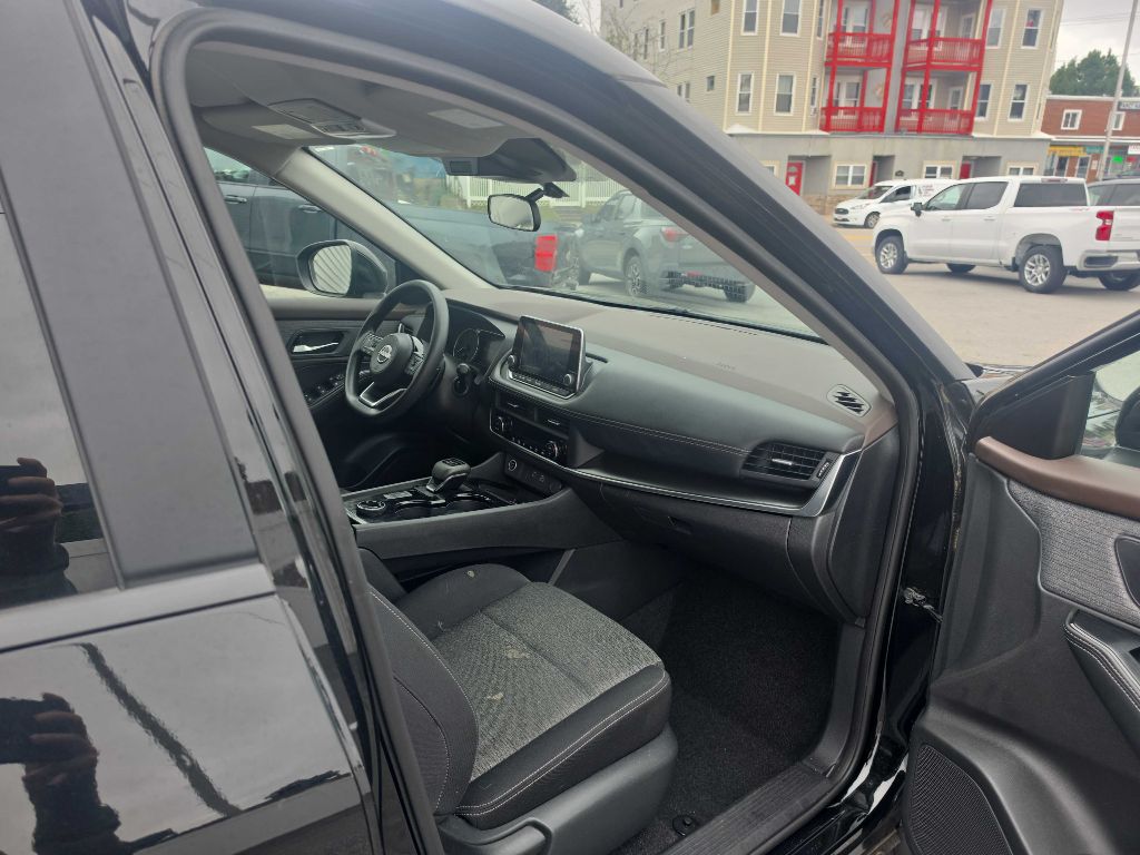 Photo 14 of this Nissan Rogue
