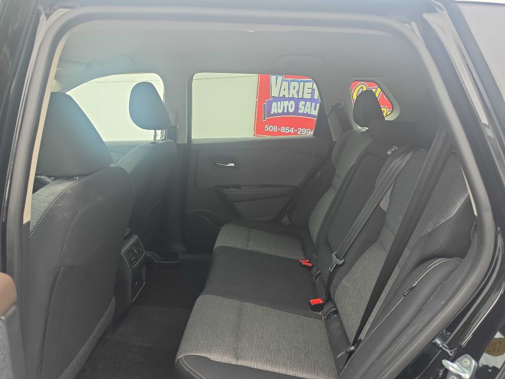 Photo 16 of this Nissan Rogue