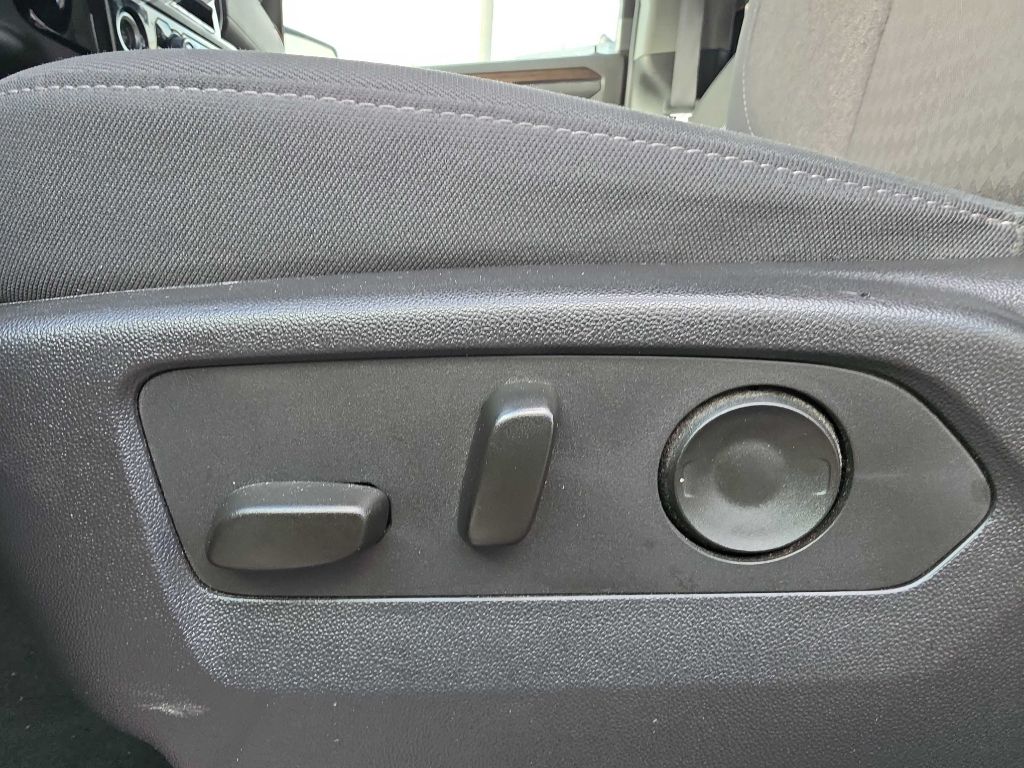 Photo 16 of this Chevrolet Silverado 1500