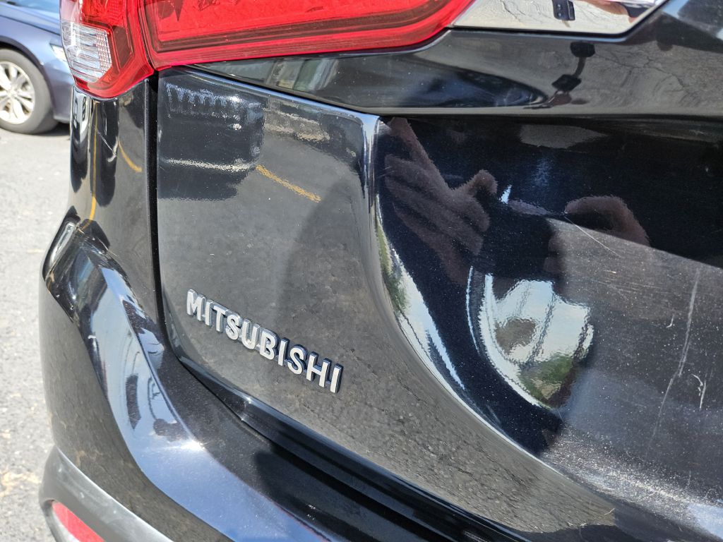 2018 Mitsubishi Outlander ES photo 9