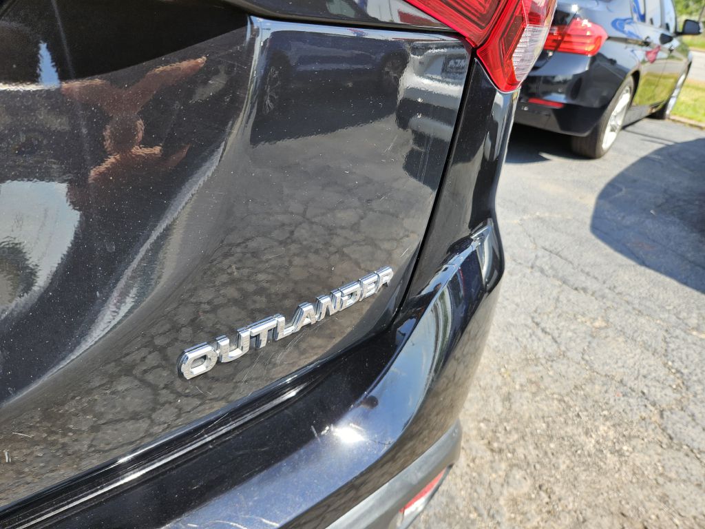 2018 Mitsubishi Outlander ES photo 10