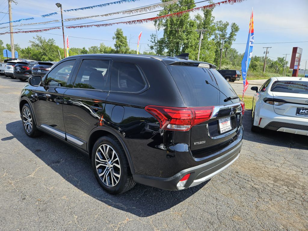 2018 Mitsubishi Outlander ES photo 11