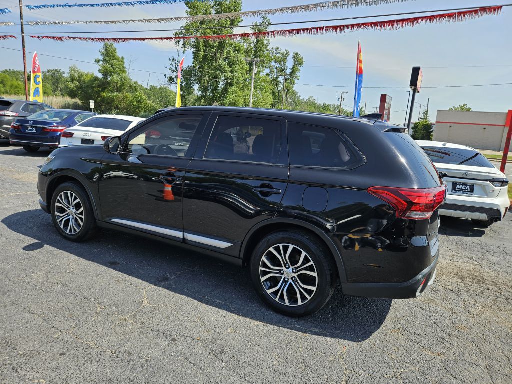 2018 Mitsubishi Outlander ES photo 12