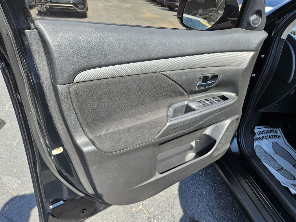 2018 Mitsubishi Outlander ES photo 20