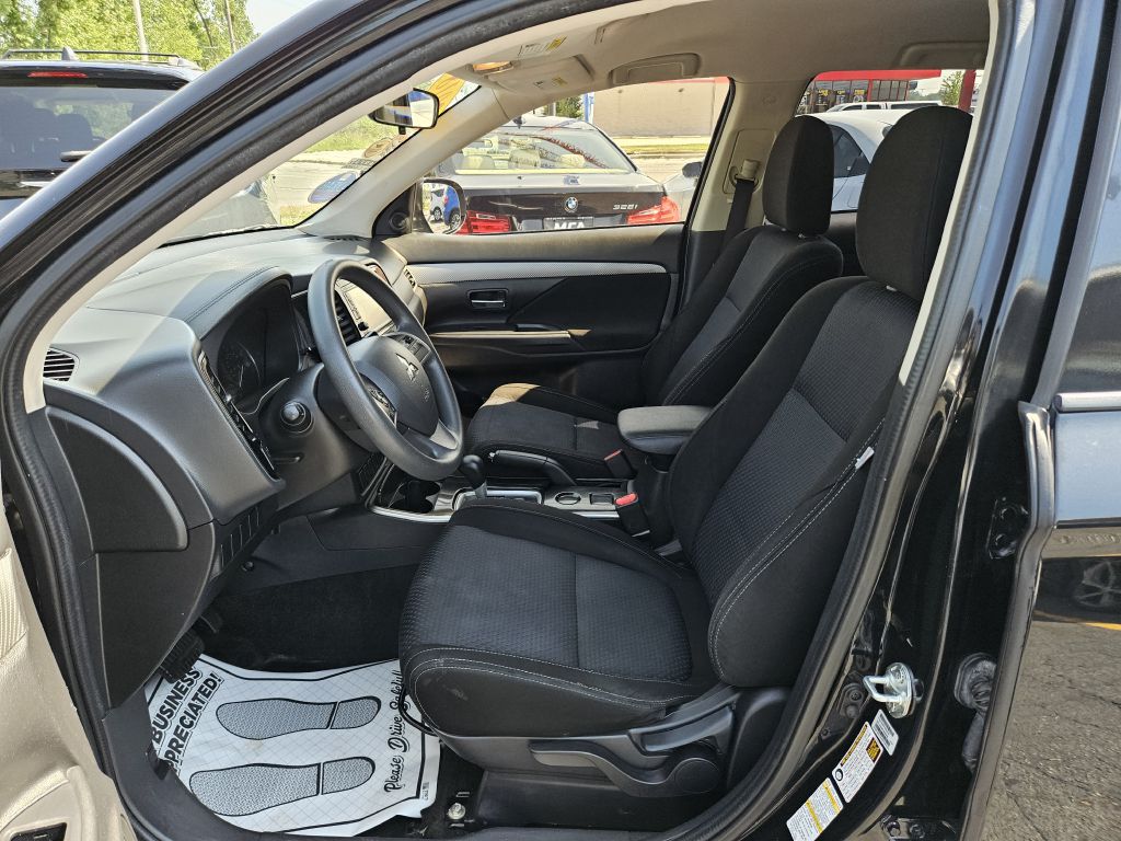 2018 Mitsubishi Outlander ES photo 21
