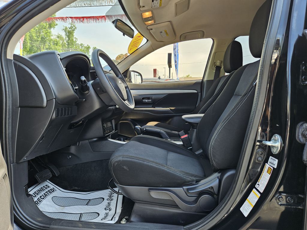 2018 Mitsubishi Outlander ES photo 22